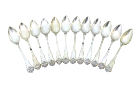 Conjunto de doze colheres de sobremesa em prata com os cabos relevados.